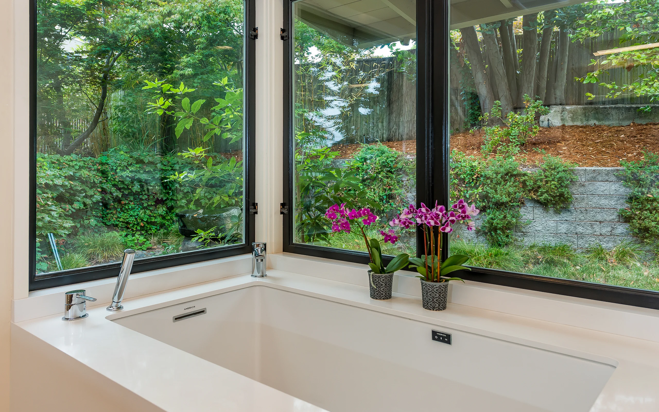 Bathtub with amazing foliage view corner window mid-century modern bathroom, Piedmont ca 005