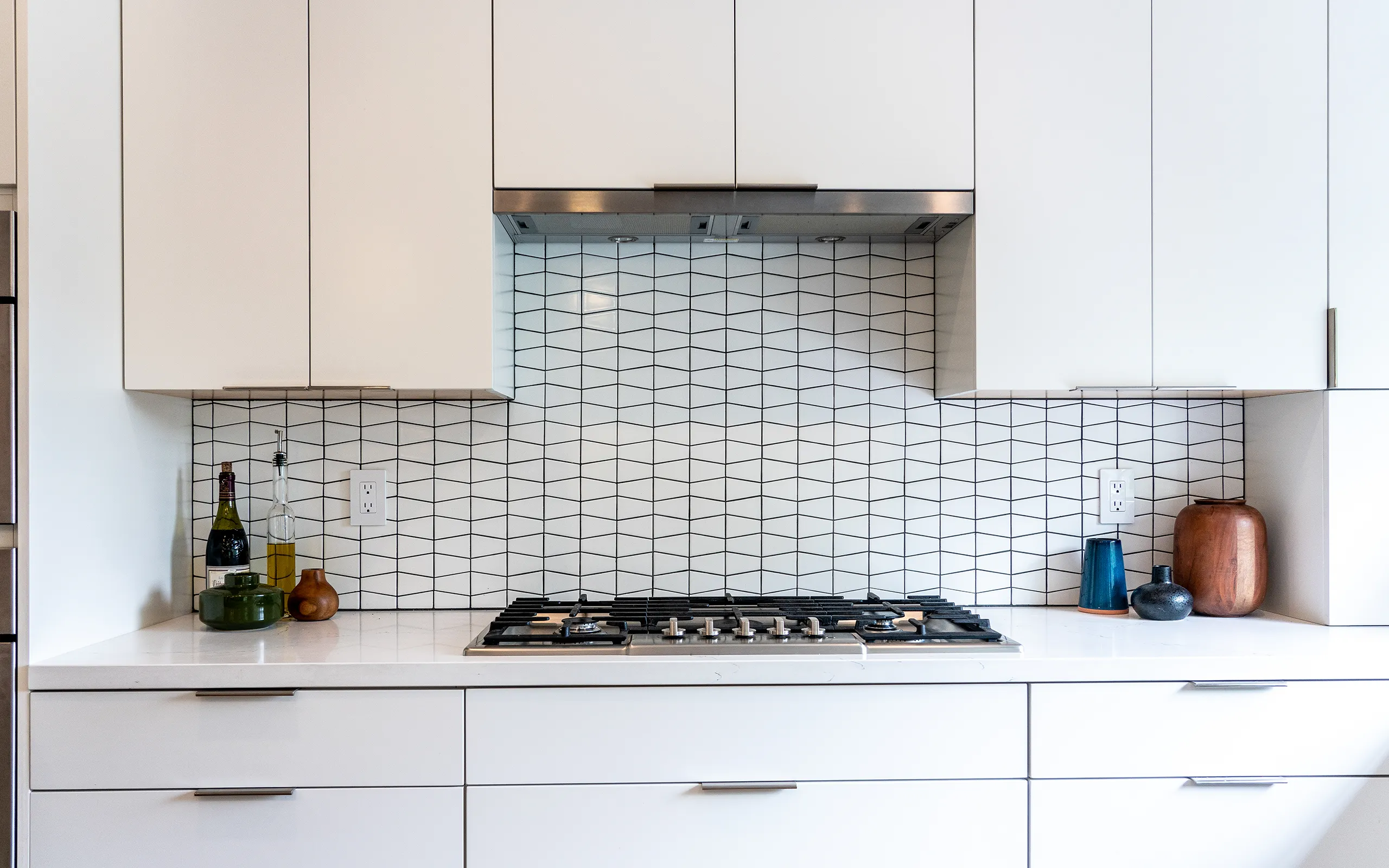 White contemporary kitchen cooking range with white backsplash, Piedmont ca 014