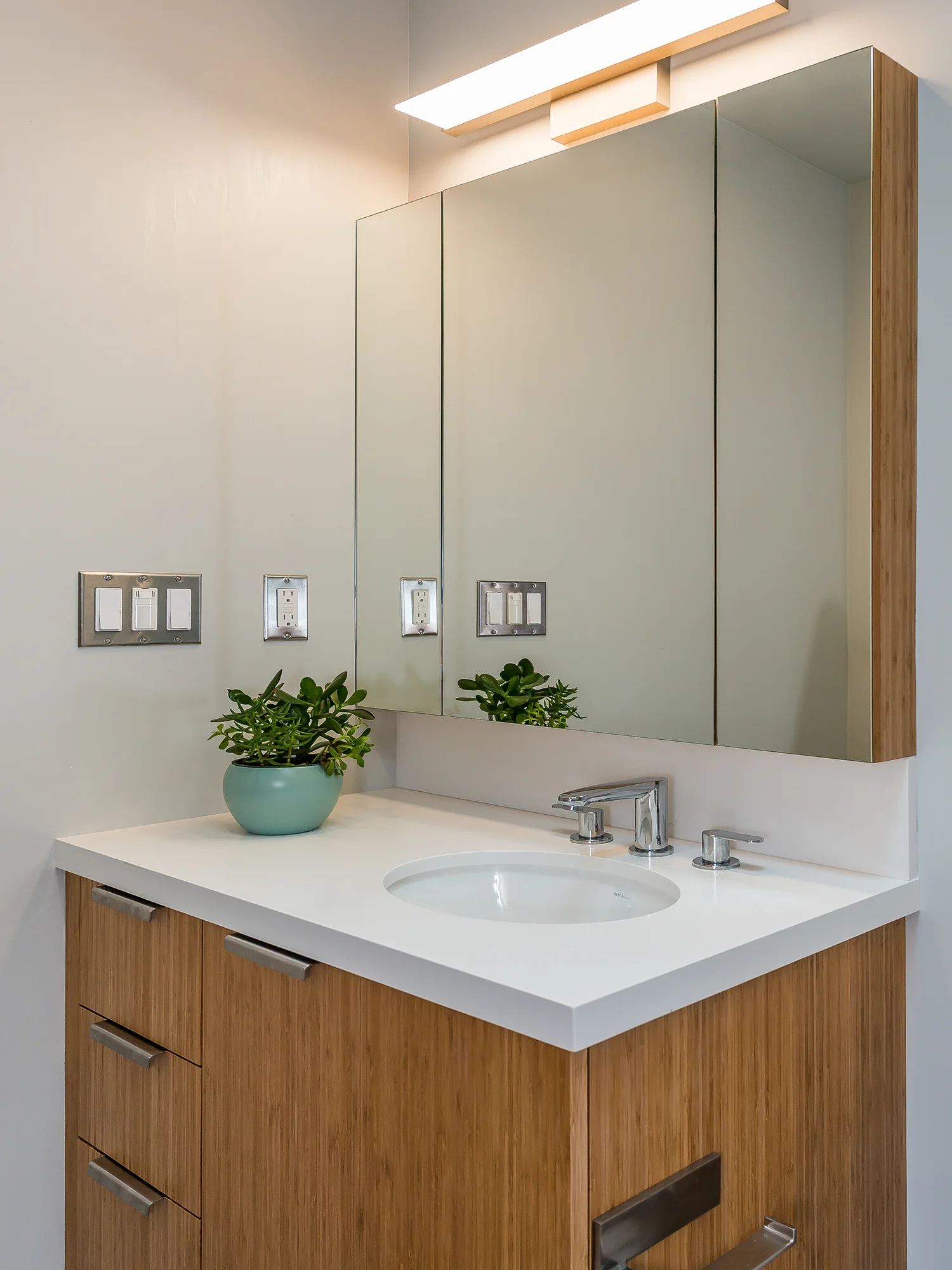 White oak floating vanity Mid-century modern bathroom, Piedmont ca 006