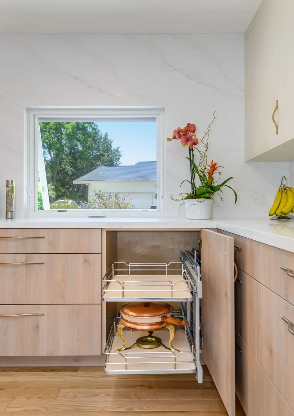 Pull-out kitchen cabinet with stacked cookware